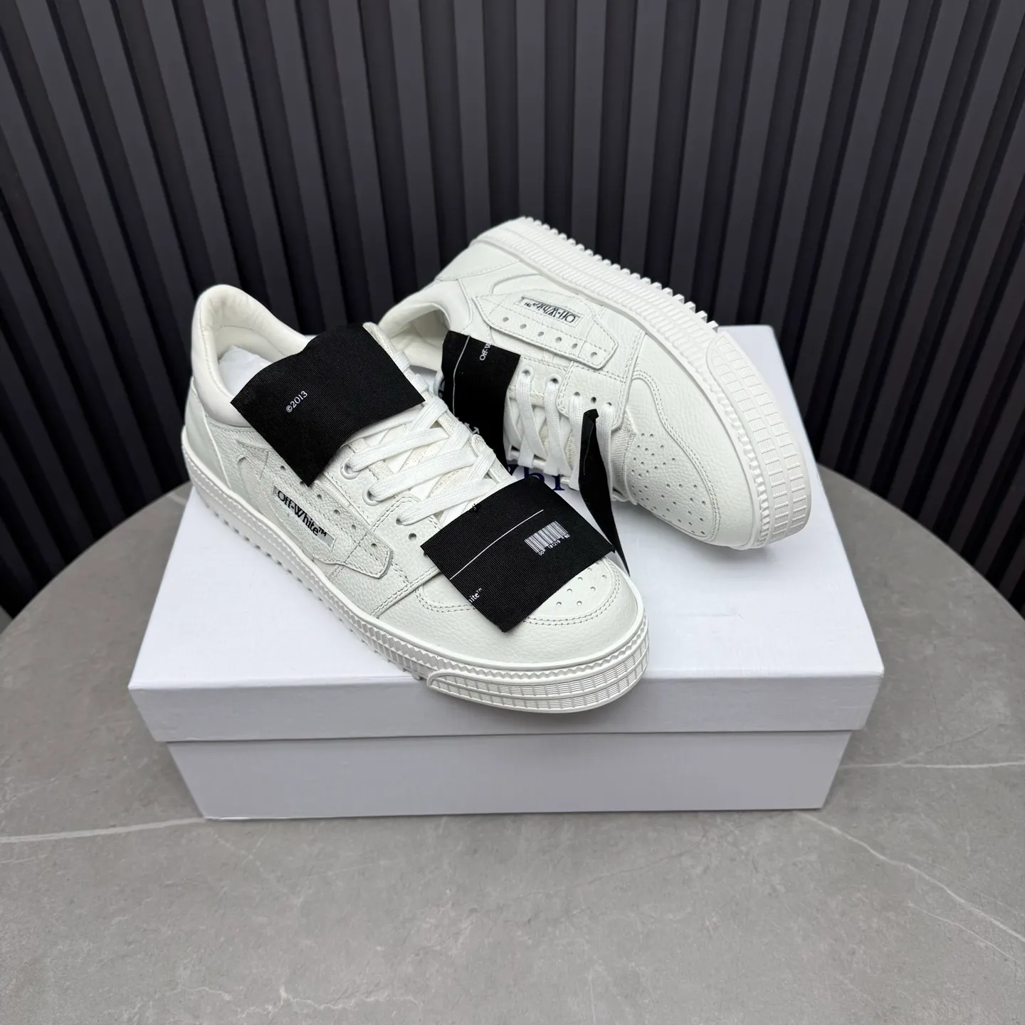 【OFF WHITE】P: 680💰Couple model👫, Size: Female 35-40. Male 39-44 (customized at 45.46) High-quality version👊 "Out of office" series original molding, original lasting, production process 1:1 original ➰OFF GRAY WHITE OW ➰ First layer of cowhide, imported skin-friendly and environmentally friendly polyester mesh, original molding, high elasticity and environmentally friendly molding pad Made with the original lasting process. The original molded rubber outsole (never yellows and deforms) has a super correct shape, bright color and strong three-dimensional effect👍. Packaging💯Full set of packaging synchronized with the official website (branded paper, certificate of quality, branded cloth bag)
